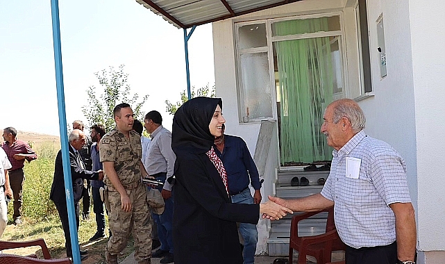 Erzincan'da İlçenin kadın kaymakamı halkın gönlünü kazandı