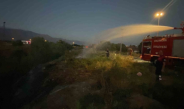 Erzincan'da örtü yangını itfaiye ekiplerinin müdahalesiyle söndürüldü