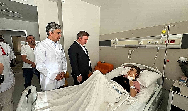 Erzincan Valisi Hamza Aydoğdu 3. kattan düşen genç kızı hastanede ziyaret etti