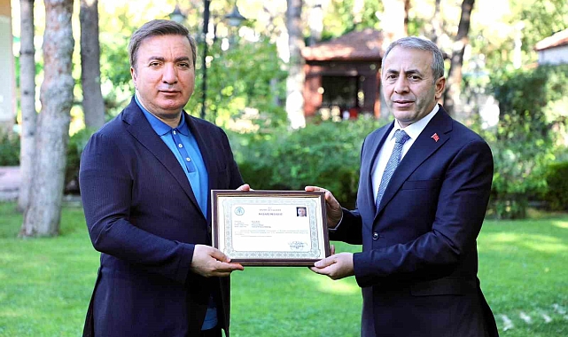 Erzincan Valisi Hamza Aydoğdu'dan İl Emniyet Müdürü Kurt müdüre başarı belgesi