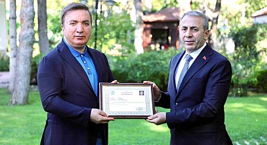 Erzincan Valisi Hamza Aydoğdu'dan İl Emniyet Müdürü Kurt müdüre başarı belgesi