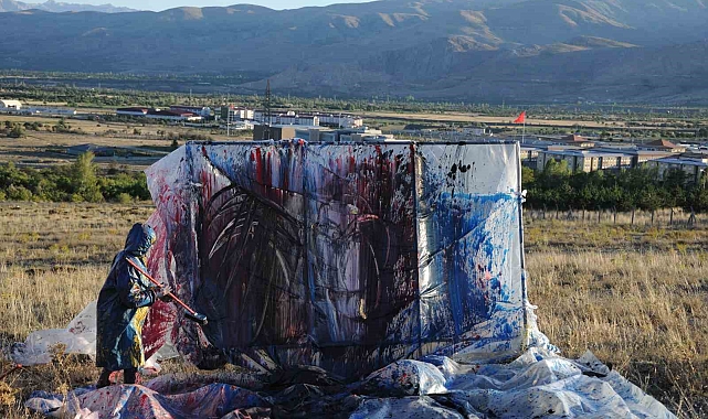Erzincan'da profesörden sıra dışı sanat performansı