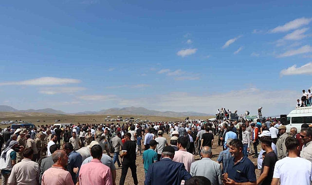 Erzurum Çat'ta at yarışlarına yoğun ilgi