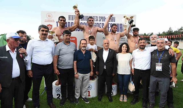 Erzurum'da karakucak güreşlerinde İsmail Balaban ve Turan Balaban kardeşler birbirine rakip oldu