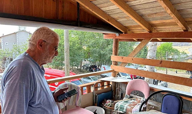 Evlatlarının mezarı için yangın çıkan köylerine döndüler