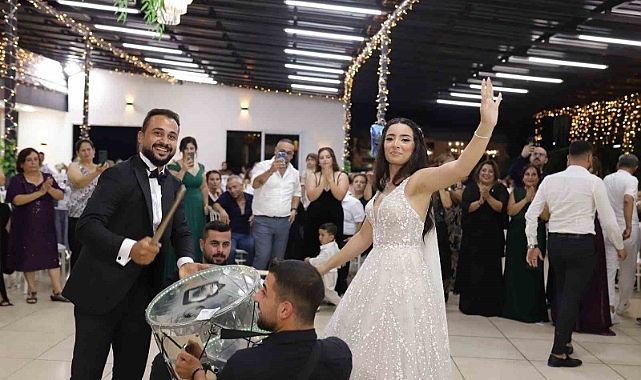 Futbolcu damat, transfer sözleşmesini düğününde imzaladı
