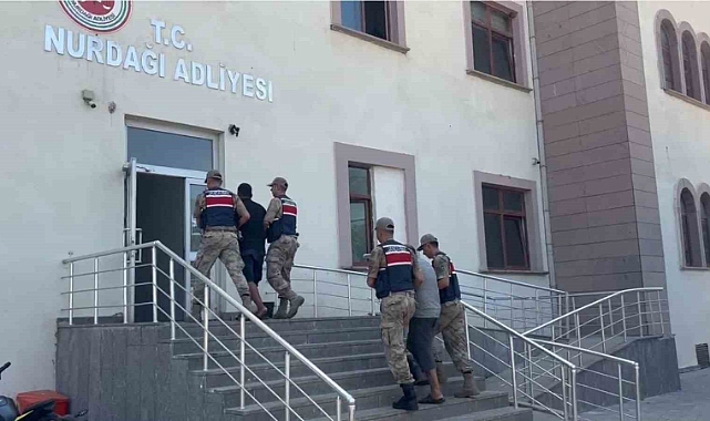Gaziantep’te kaçak göçmen organizatörü 2 şahıs tutuklandı