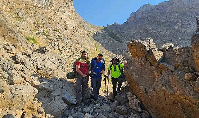 Hakkari’de intiharlara dikkat çekmek için Sümbül Dağı’na tırmandılar