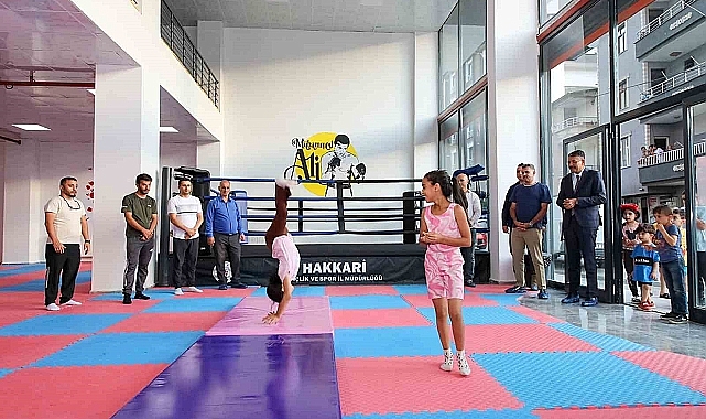 Hakkari Valisi Ali Çelik, sporcularla bir araya geldi