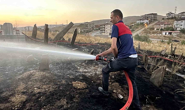 Hakkari'de mezarlı yangını korkuttu