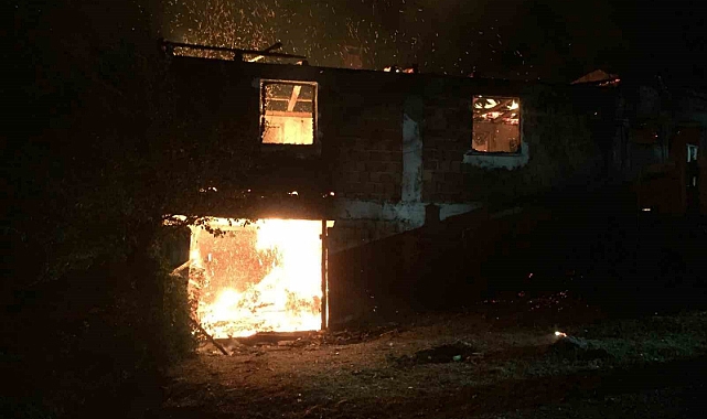 İki katlı ev kullanılamaz hale geldi: Evdekileri vatandaşlar kurtardı