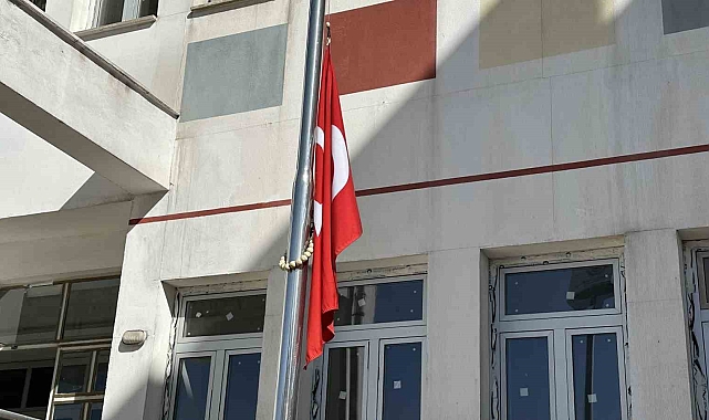 İsmail Haniye için bayraklar yarıya indirildi