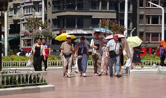 İstanbul'da bugün sıcak hava bunalttı! Taksim'de yerli ve yabancı turistler zor anlar yaşadı