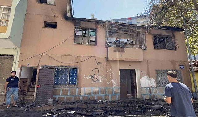İzmir’de bir ev cayır cayır yandı
