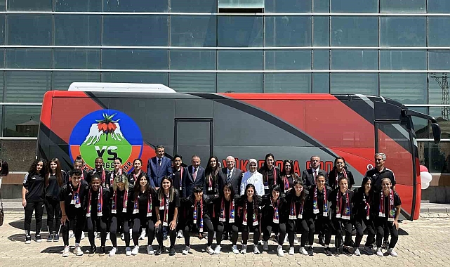 Kadın futbol takımına otobüs desteği