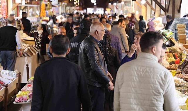 Kapalı Çarşı’daki gurbetçi yoğunluğu esnafın yüzünü güldürdü
