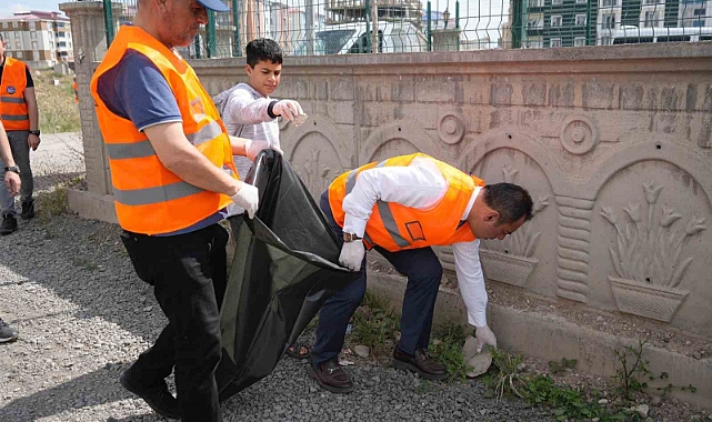 Kars Belediye Başkanı Senger, çevre temizliğine katıldı