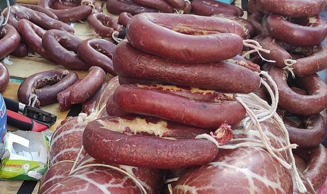 Kars’ta belgesiz sucuklar imha edildi