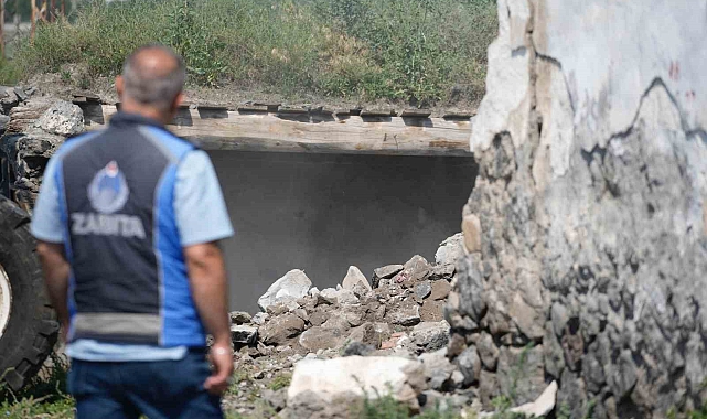 Kars'ta metruk binalardan temizliyor