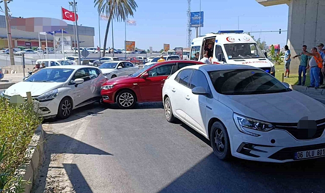 Kaza yapan iki otomobil, kırmızı ışıkta bekleyen araca çarptı: 3 yaralı