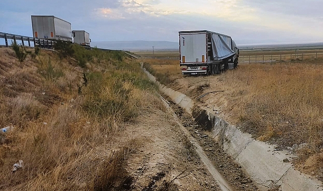 Konya’da yoldan çıkan tır tarlaya girdi: 1 yaralı