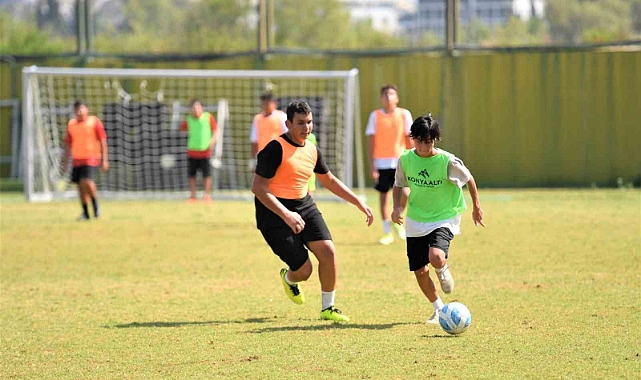 Konyaaltı’nda çocuklar spor yaparak hayatı öğreniyor