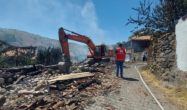Köyde çıkan yangın 3 evi küle çevirdi