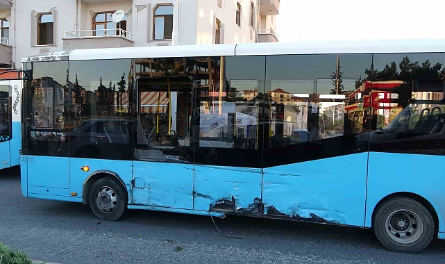 Malatya'da kontrolden çıkan araç onlarca yolcunun bulunduğu otobüse çarptı
