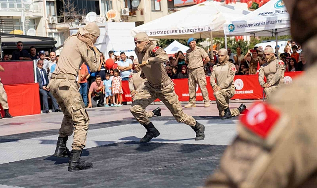 Manisa’da komandoların gösterisi mest etti