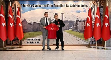 Milli takım formasını Vali Çiftci'ye hediye ettiler
