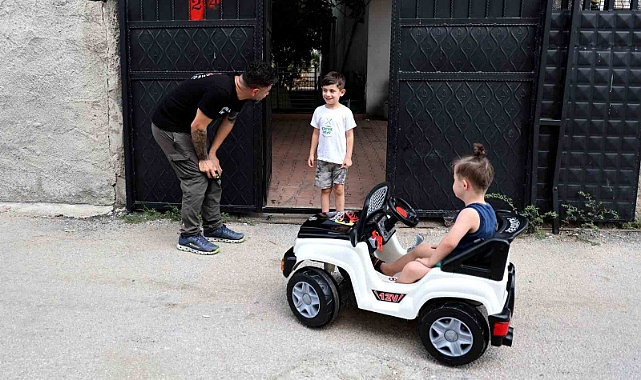 Minik Kerimcan ve down sendromlu Halil İbrahim’in akülü araba sevinci