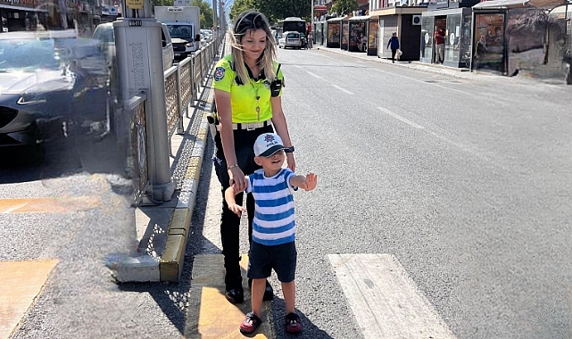 Minik trafikçinin hayali polis olmak