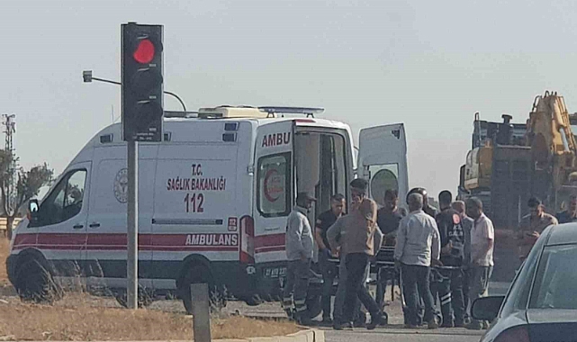 Motosiklet, kırmızı ışıkta bekleyen otomobile çarptı: 1 yaralı