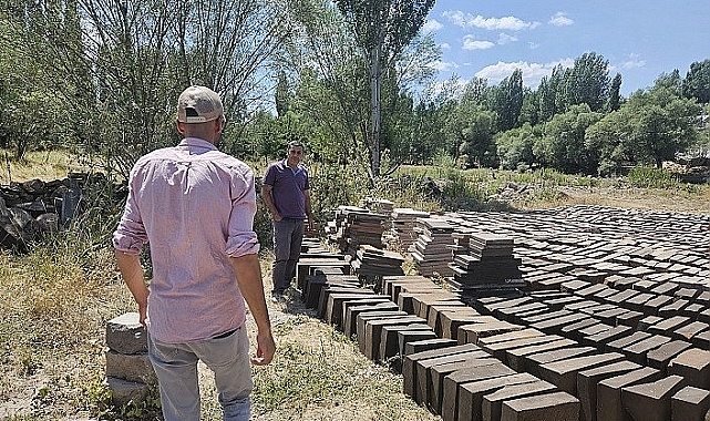 Muş Bulanık'ta 'Neynik taşı'nın Bilican'ın eteklerinden yapılara uzanan zorlu yolculuğu