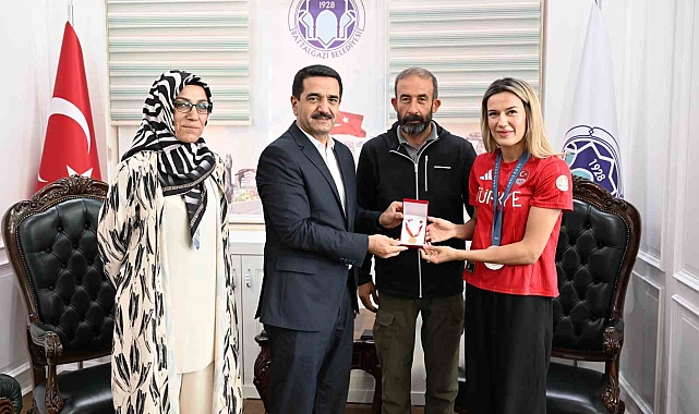 Olimpiyat Madalyalı Hatice Akbaş'tan Başkan Taşkın'a ziyaret