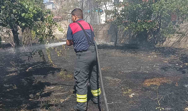 Örtü yangın büyümeden söndürüldü