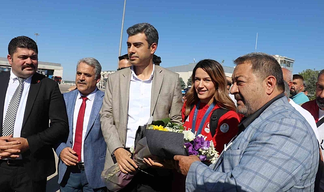 Paris Olimpiyatları'ndan başarı ile dönen milli boksör Hatice Akbaş'a coşkulu karşılama