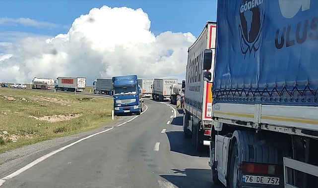 Posof karayolunda TIR devrildi, yol ulaşıma kapandı