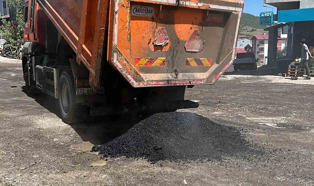 Posof'ta bozulan yollar asfaltlanıyor