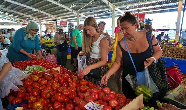 Ruslar Türkçe öğrenmeyince pazarcılar Rusça öğrendi