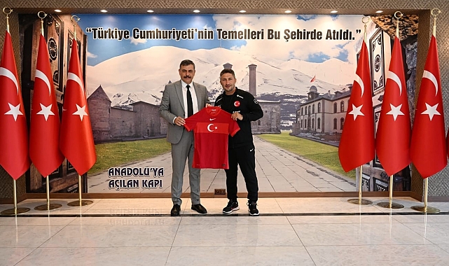 Sabri Sarıoğlu'ndan Vali Çiftçi'ye milli takım forması