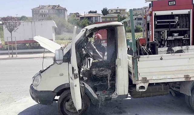 Sakarya’da park halindeki kamyonet alev aldı: 1 yaralı