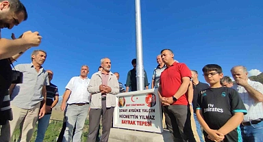 Şehit öğretmenler anısına 14 metrelik bayrak dikti