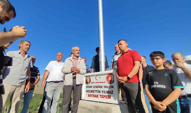 Şehit öğretmenler anısına 14 metrelik bayrak dikti