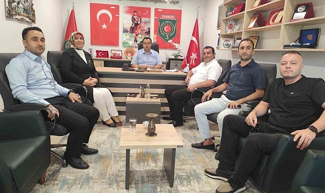 Şehitliği temizlediler, gazileri ziyaret ettiler