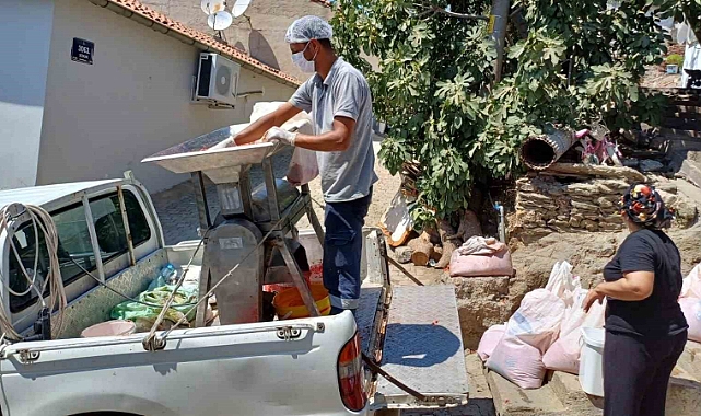Selçuk’ta salçalar ailece hazırlanıyor, belediye makine ile destek oluyor