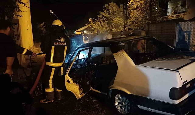 Seyir halindeki otomobil alev alev yandı