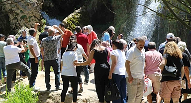 Sıcaktan kaçan Girlevik Şelalesinde serinledi