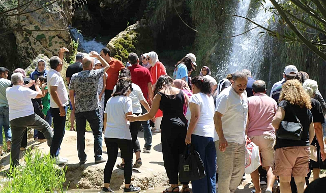 Sıcaktan kaçan Girlevik Şelalesinde serinledi