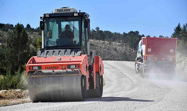 Silifke’de çiftçilerin kullandığı yollar yenileniyor